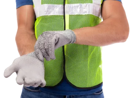 công nhân đeo găng tay bảo hộ